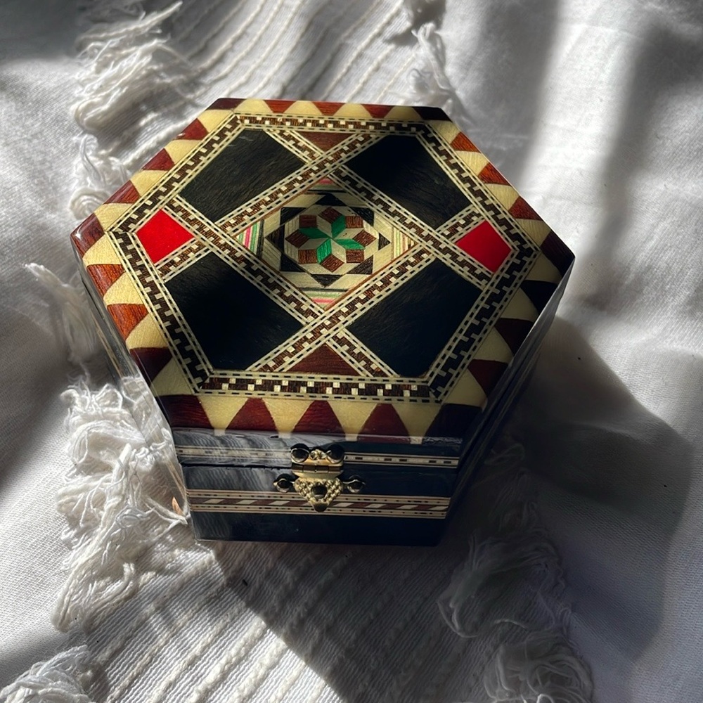 Hexagonal music box made by Miguel Laguna in Granada, Spain.🇪🇸